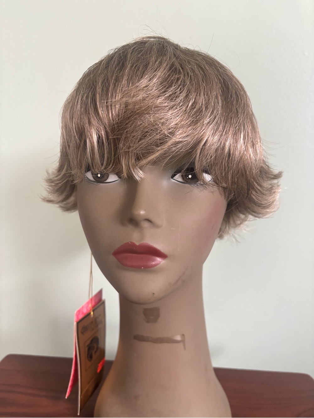Short Layered Women's Wig in Light Brown - Stylish Pixie Cut